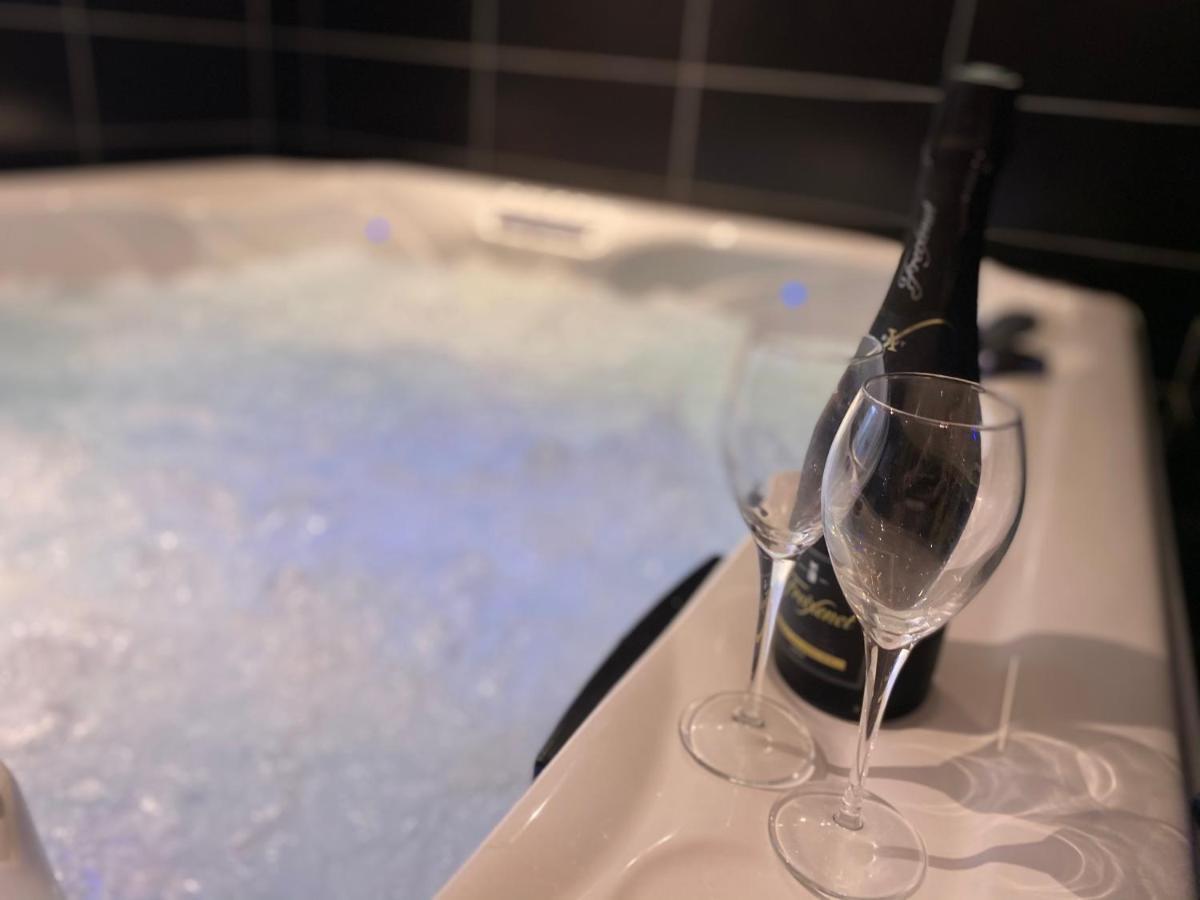 Escapade Romantique - Jacuzzi Et Parking Prive - 002 Leilighet Rouen Eksteriør bilde