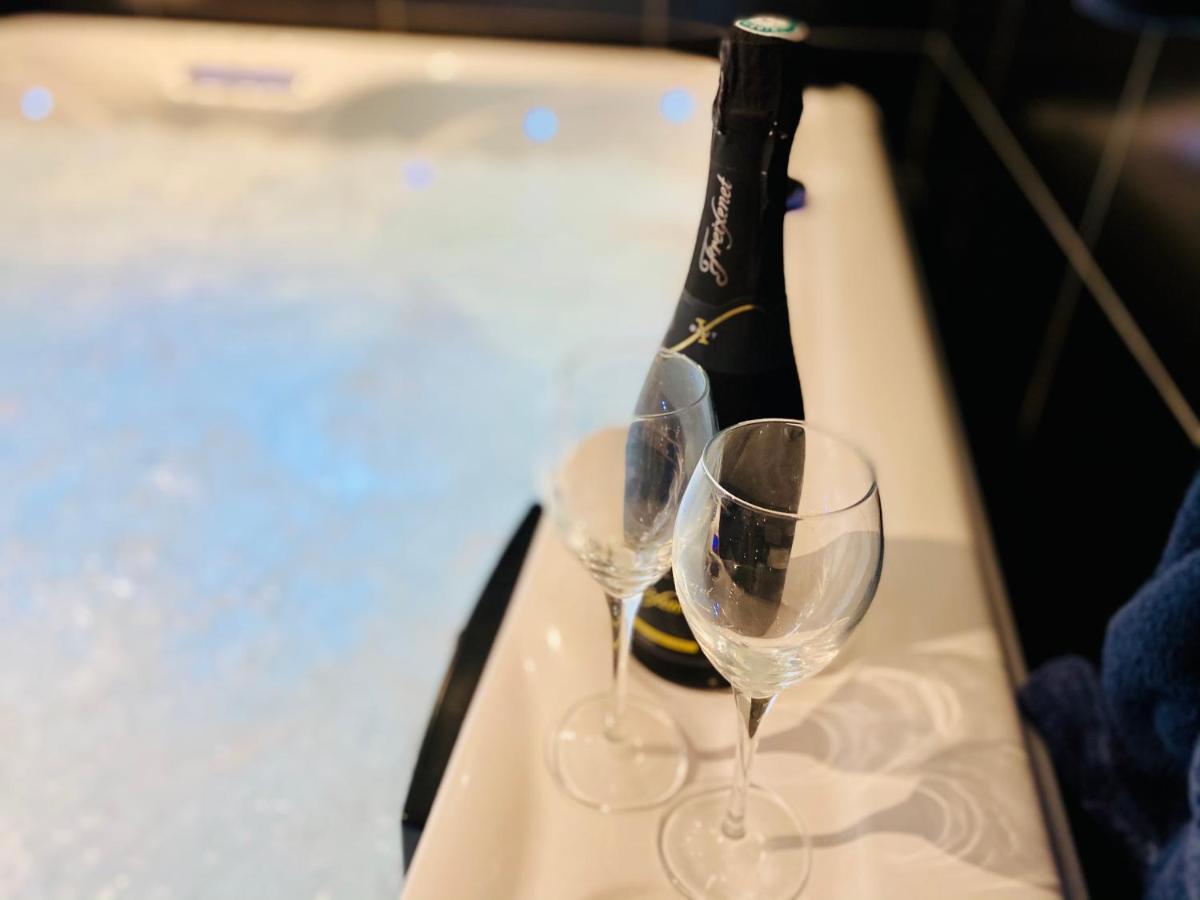 Escapade Romantique - Jacuzzi Et Parking Prive - 002 Leilighet Rouen Eksteriør bilde