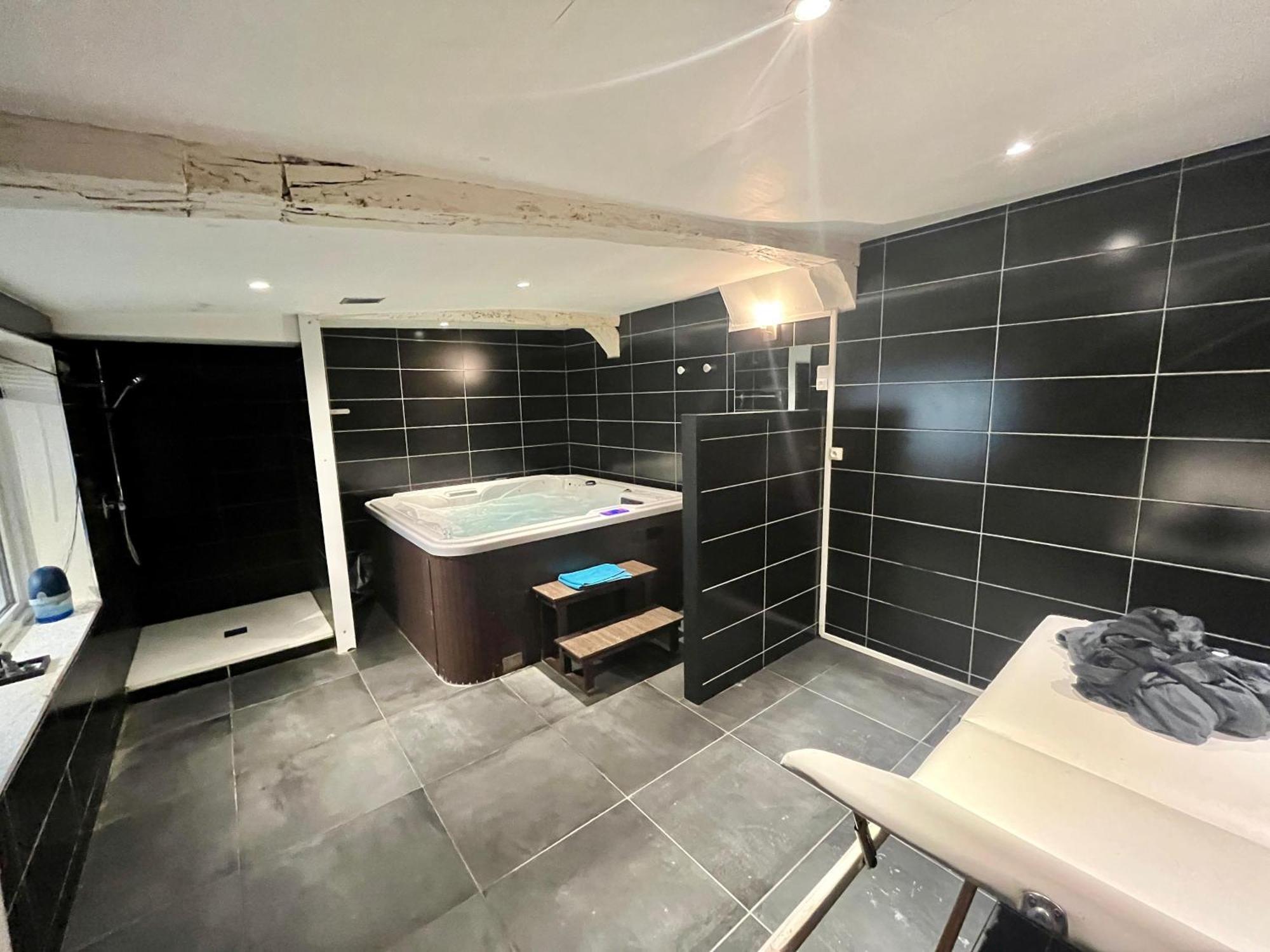Escapade Romantique - Jacuzzi Et Parking Prive - 002 Leilighet Rouen Eksteriør bilde