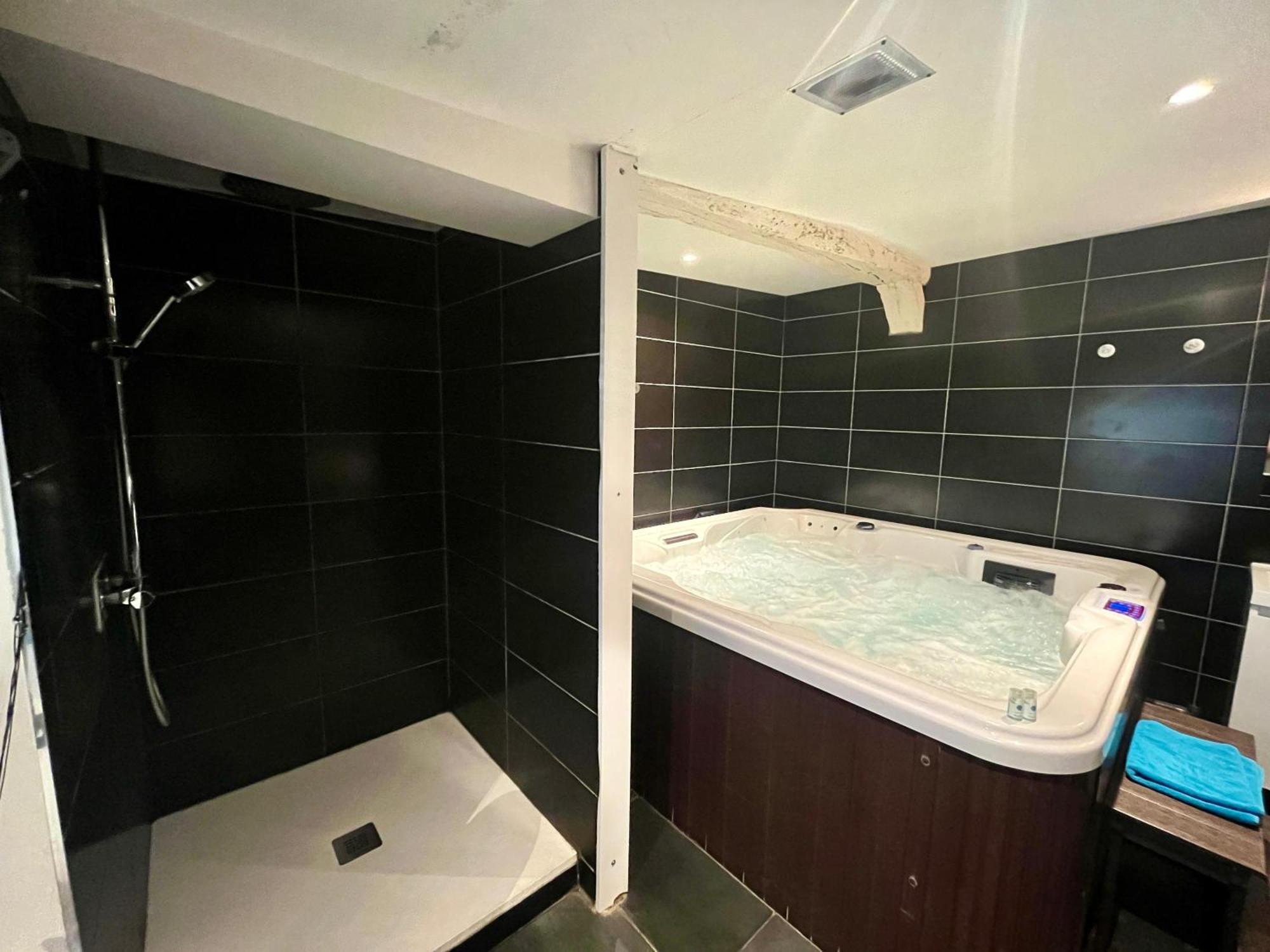 Escapade Romantique - Jacuzzi Et Parking Prive - 002 Leilighet Rouen Eksteriør bilde